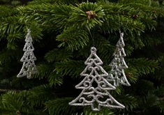 juletræspynt - Juletræer med sølvglimmer måler 10x9 cm.